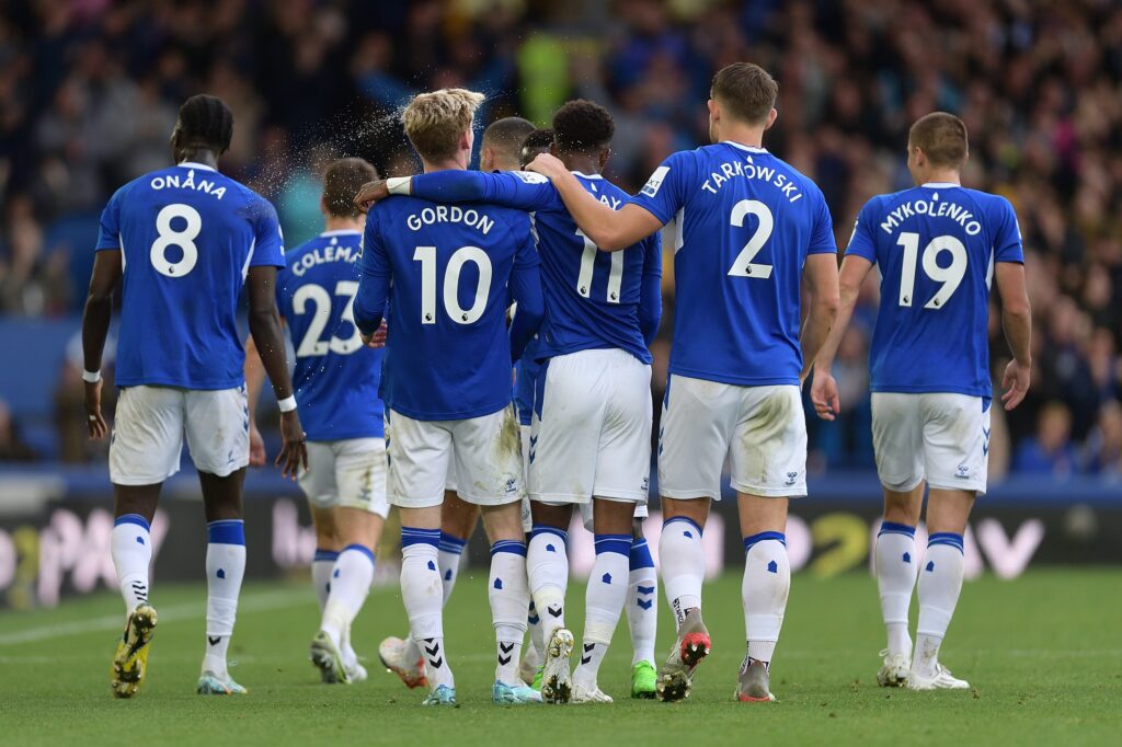 إيفرتون الإنجليزي يقترب من ضم حارس إماراتي