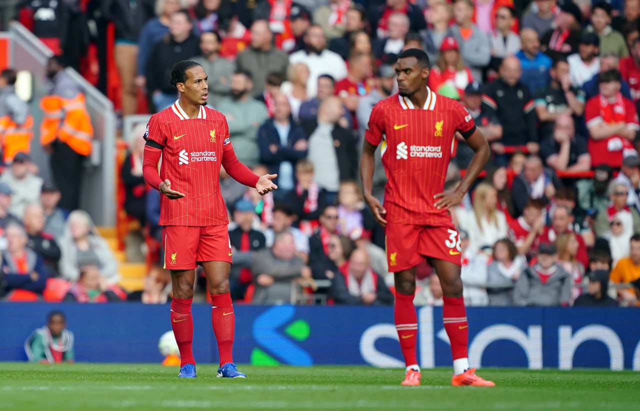 مصائب أرني سلوت تزداد واحدة – نجم ليفربول يغادر معسكر هولندا للإصابة