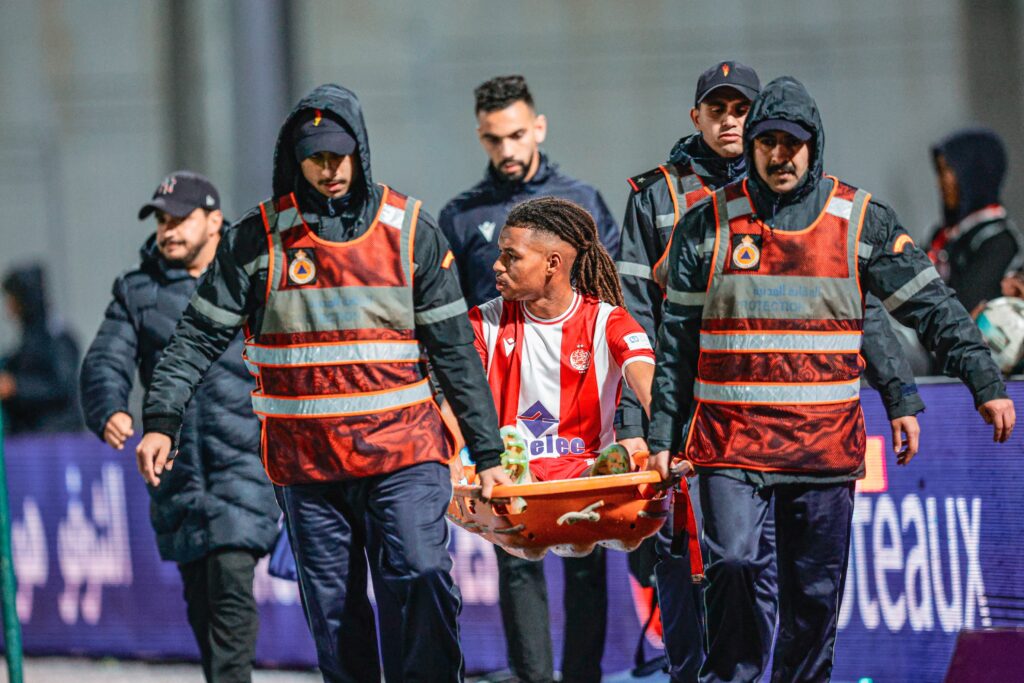 إصابة مهدي مبارك خلال مباراة الوداد ضد الفتح الرباطي