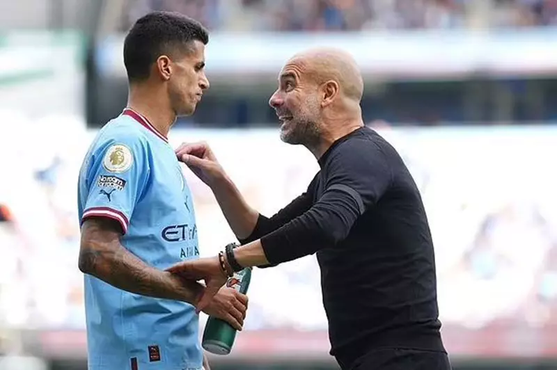 كانسيلو: جوارديولا عبقري في التدريب.. وكان لا بد من رحيلي عن مانشستر سيتي