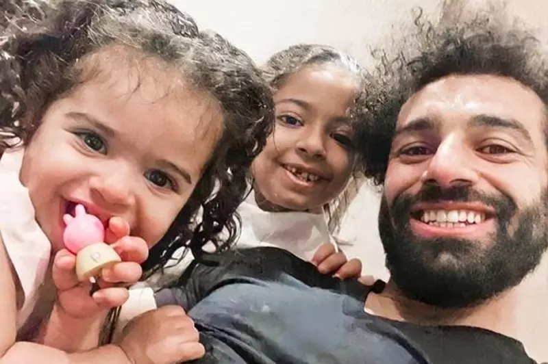 ديلي ميل: سعادة عائلة صلاح العامل الأكبر في تجديد عقده مع ليفربول