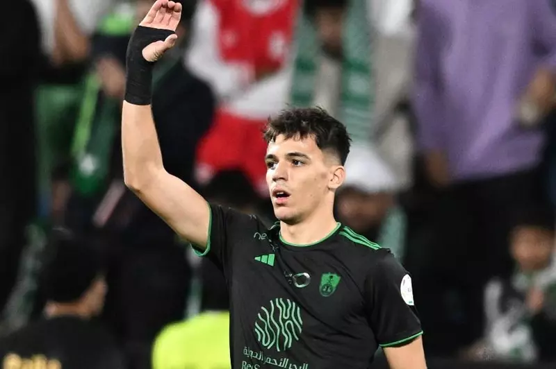 رومانو: كبار أوروبا يصرون على استعادة نجم الأهلي السعودي