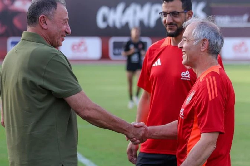 قبل مواجهة صنداونز.. الخطيب يدعم بعثة الأهلي في جنوب أفريقيا