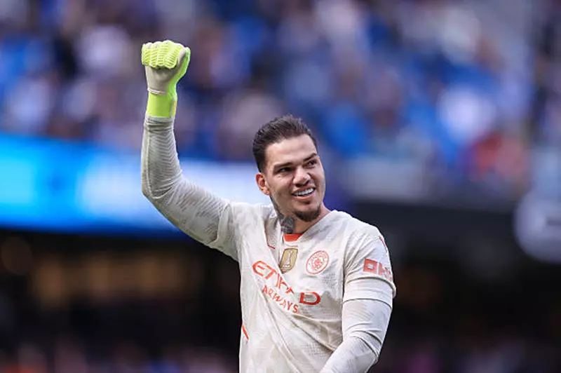 تمريراته أفضل من تصدياته.. إيدرسون يهزم 21 لاعبا في مانشستر سيتي