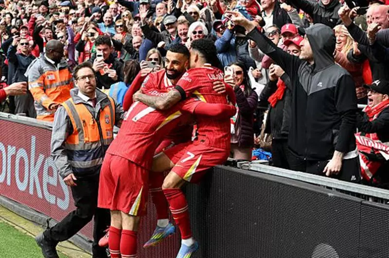 4 ملفات شائكة.. صيف ساخن في انتظار ليفربول