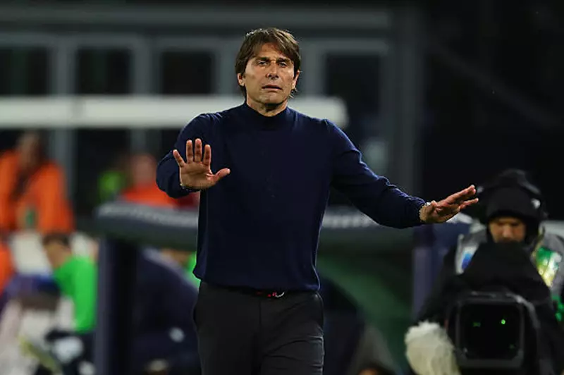 صداع كونتي مستمر في نابولي