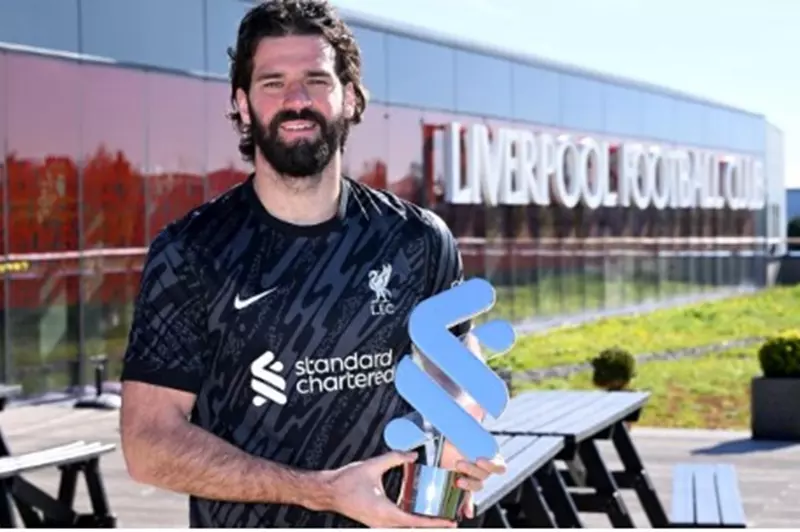 تفوق على صلاح وسوبوسلاي.. أليسون لاعب شهر مارس في ليفربول