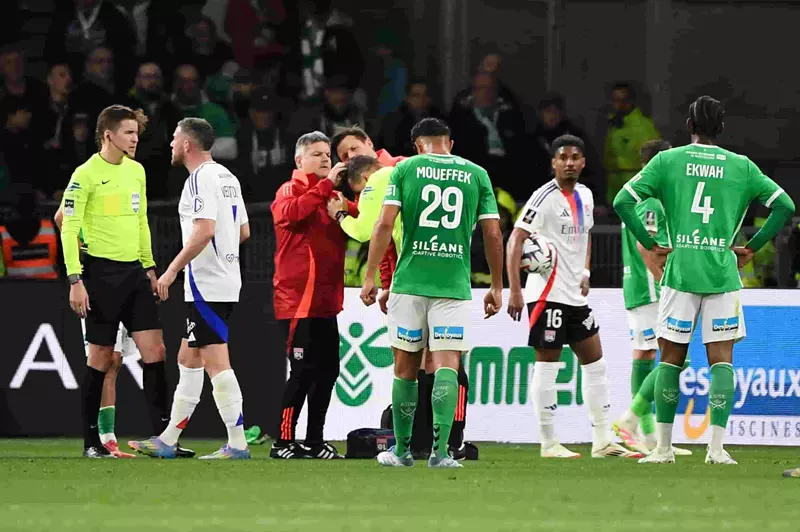 سانت إتيان يعلن إلقاء القبض على مشجع تسبب في إصابة حكم مباراة ليون