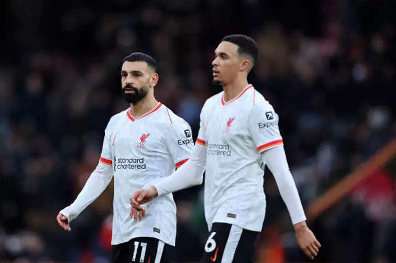 أثار الجنون.. ماذا قالت الصحف الإنجليزية عن "سيلفي" صلاح وأرنولد في ليفربول؟