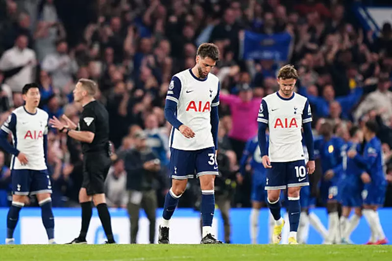 الموسم الأسوأ منذ 1977.. توتنهام يواصل الانهيار مع بوستيكوجلو