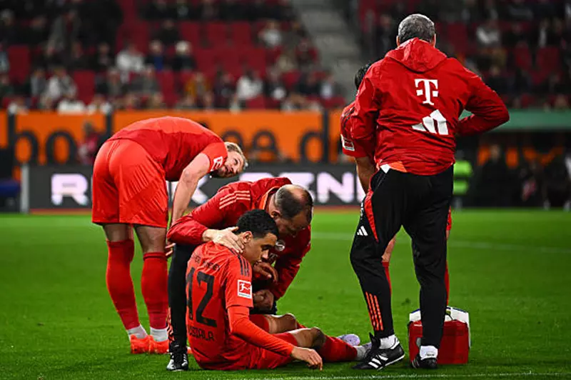 تقارير: موسيالا يغيب عن بايرن ميونخ لـ8 أسابيع للإصابة