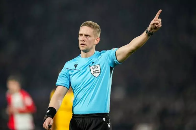 أدار القمة من قبل.. إسكوس حكمًا لمباراة برشلونة وبوروسيا دورتموند في دوري أبطال أوروبا