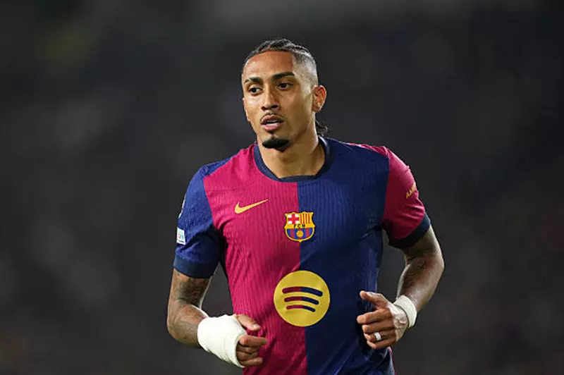 اقترب منه.. رافينيا يواصل مطاردة ميسي في برشلونة