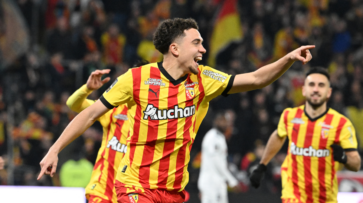 نائل العيناوي يطرق أبواب منتخب المغرب بتألقه مع لانس