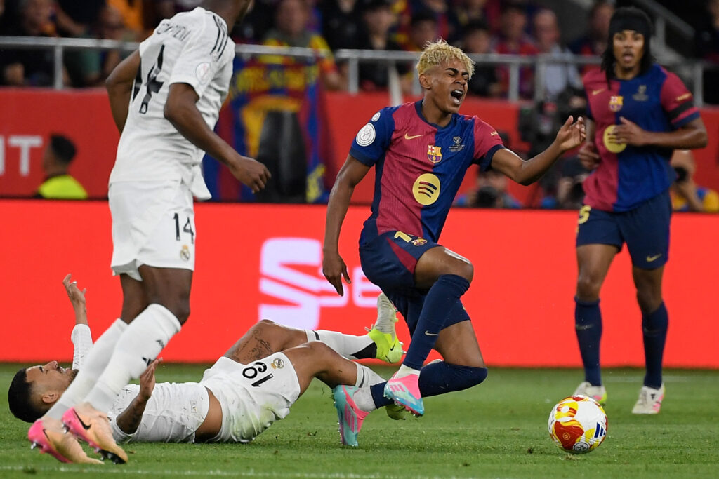 طرد 3 لاعبين من ريال مدريد بعد الخسارة ضد برشلونة