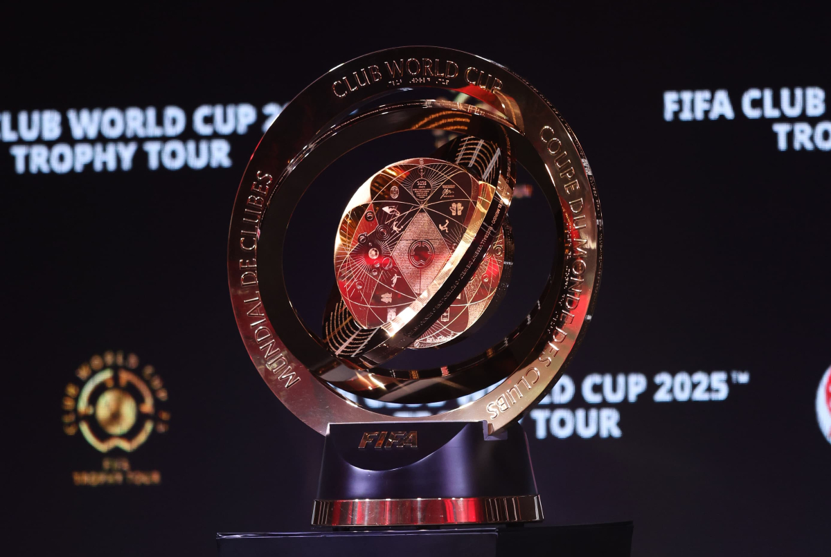 بالصور.. مجسم كأس العالم للأندية 2025 يصل إلى مقر الوداد
