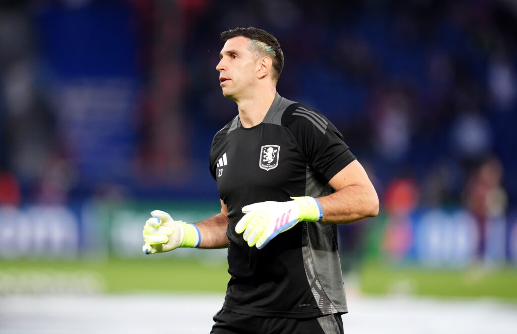 مارتينيز يستفز جماهير باريس بعلم الأرجنتين! (صورة)