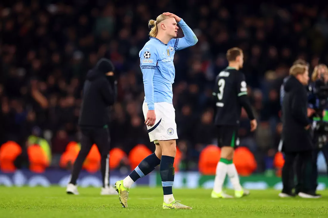 هالاند يفاجئ الأطفال في معسكر كرة قدم