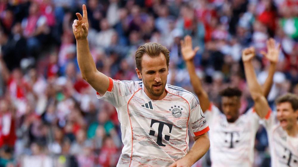 هاري كين يسجل في أمسية الاحتفال بأول لقب في مسيرته