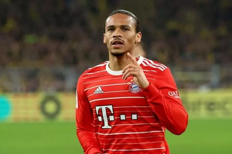 المدير الرياضي لبايرن ميونخ: ساني أبلغنا برفضه لعرض التجديد