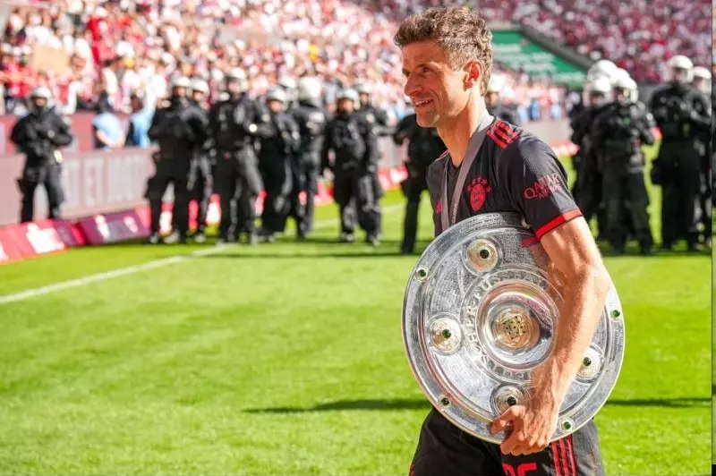 بالآلاف.. جماهير بايرن ميونخ تودع الأسطورة مولر