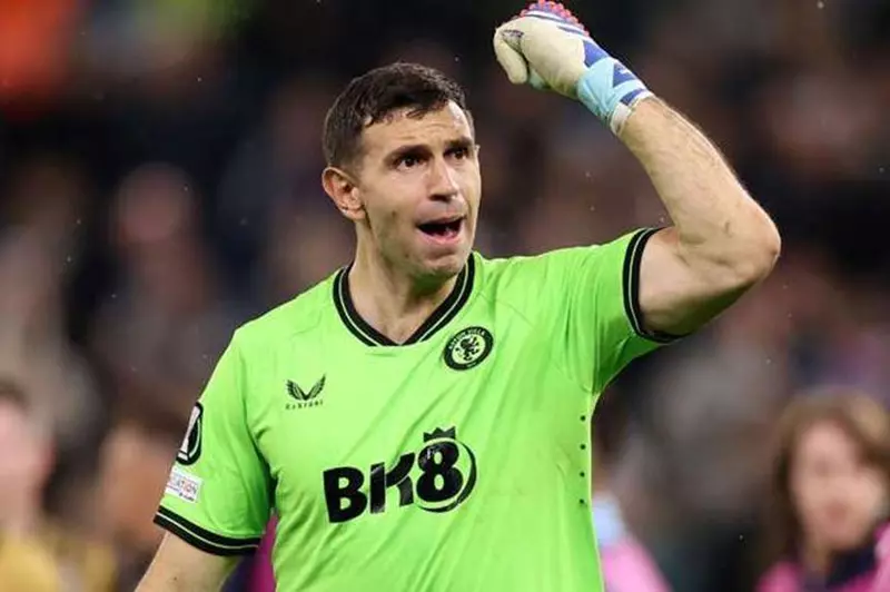 تقارير: أسون فيلا يرغب في رحيل إيمليانو مارتينيز