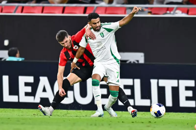 محرز يُدوّن اسمه في سجلات آسيا.. لحظة تاريخية للنجم الجزائري