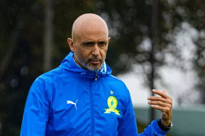 منافس بيراميدز.. مدرب صنداونز يرشح لوكاس ريبيرو لجائزة الأفضل في الموسم