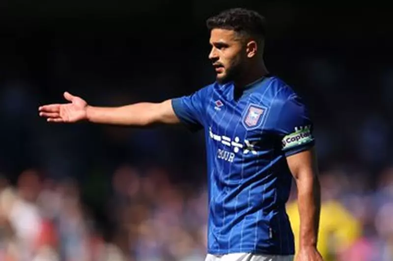 سام مرسي أساسيًا في تشكيل إيبسويتش تاون أمام ليستر سيتي