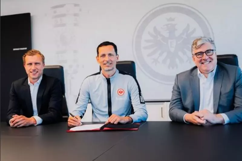 رسميًا.. آينتراخت فرانكفورت يعلن تمديد عقد مدربه