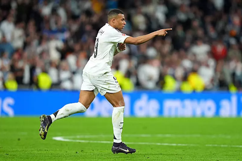 الحذاء الذهبي 2025.. مبابي يتساوى مع صلاح