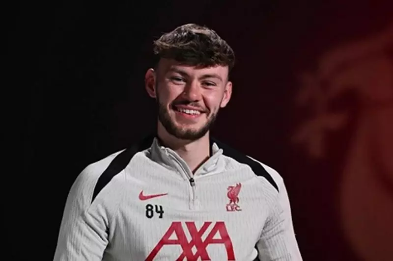 برادلي: استهدف المشاركة في المزيد من المباريات.. وسلوت يساعدني على التطور