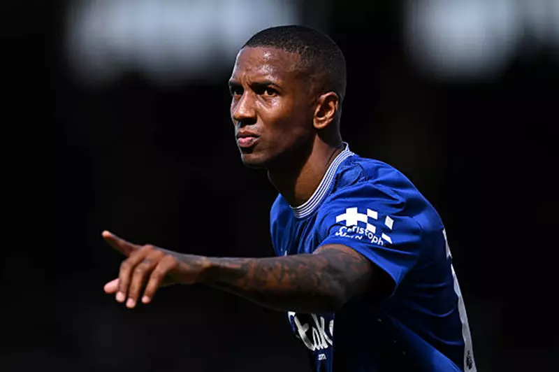 أبرزهم آشلي يونج.. إيفرتون يعلن رحيل 3 لاعبين