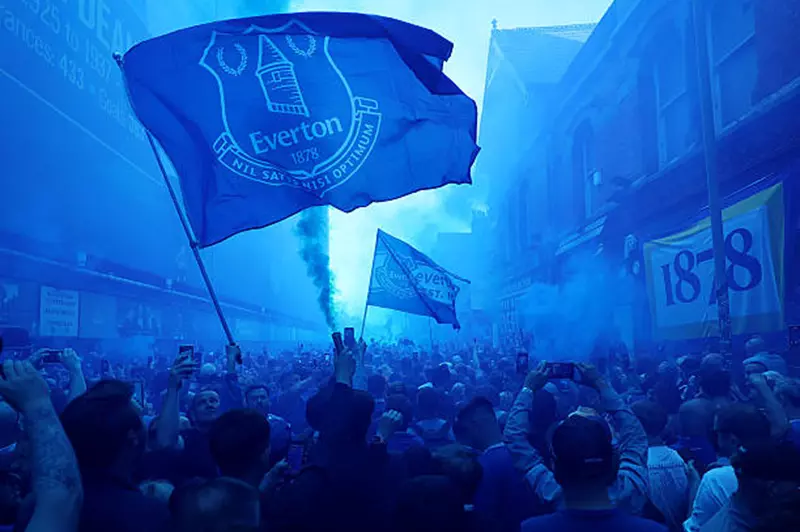 ميرسيسايد تكتسي باللون الأزرق.. حشد جماهيري في وداع إيفرتون لملعب جوديسون بارك (صور)