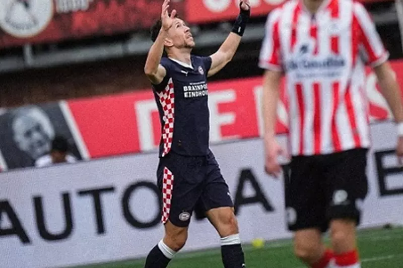 بفارق نقطة.. أيندهوفن يتوّج بالدوري الهولندي مستغلاً سقوط آياكس