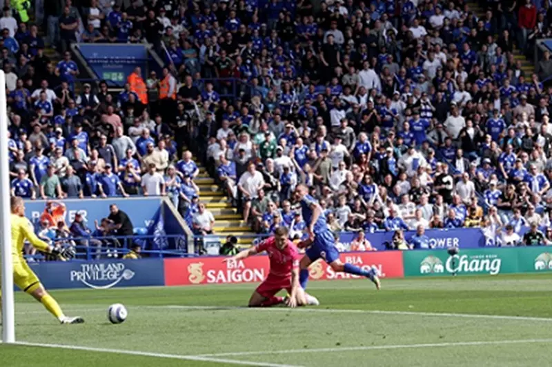 تمزيق الشباك غايته.. فاردي يرفض الاستسلام في مباراته الأخيرة مع ليستر سيتي