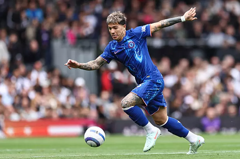 ديلي ميل: تشيلسي يتمسك ببقاء إنزو فيرنانديز رغم اهتمام ريال مدريد