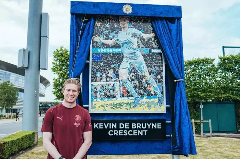 تخليدًا لمسيرته الاستثنائية.. مانشستر سيتي يُطلق اسم دي بروين على أحد الطرق داخل أكاديمية النادي