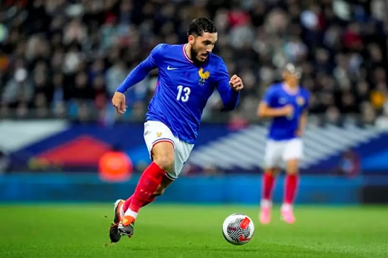 فرحة فرنسية وإحباط جزائري.. ريان شرقي يحسم مصيره