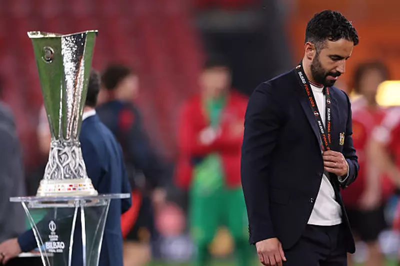 رغم الموسم الكارثي.. مانشستر يونايتد يتمسك ببقاء أموريم