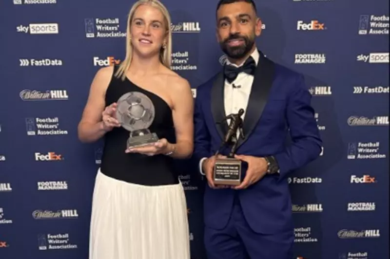 بعد موسمه الاستثنائي.. صلاح يتسلم جائزة أفضل لاعب في الدوري الإنجليزي من رابطة الكتاب