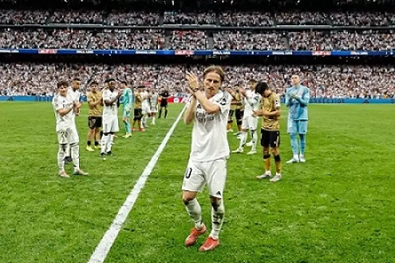 "شكرًا لك أيها الأسطورة".. لقطات وداع مودريتش وأنشيلوتي في البرنابيو (صور)