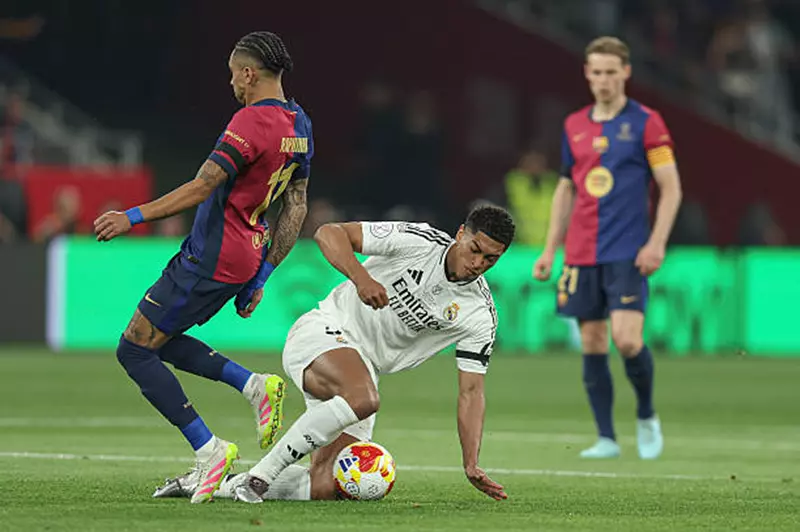 الكلاسيكو أبرزها.. 4 عقبات في طريق برشلونة وريال مدريد نحو لقب الدوري الإسباني