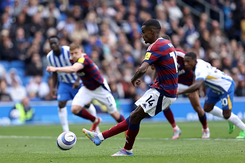 لم يستسلم بعد.. إيزاك يواصل مطاردة صلاح في سباق هداف الدوري الإنجليزي