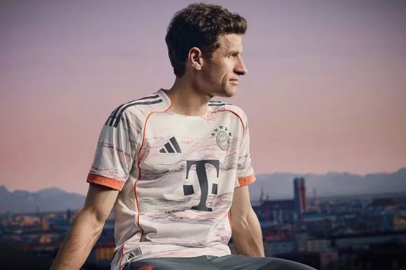 احتفالا بمرور 20 عاما على افتتاح ملعب النادي.. بايرن ميونخ يكشف تصميم قميصه الاحتياطي للموسم الجديد