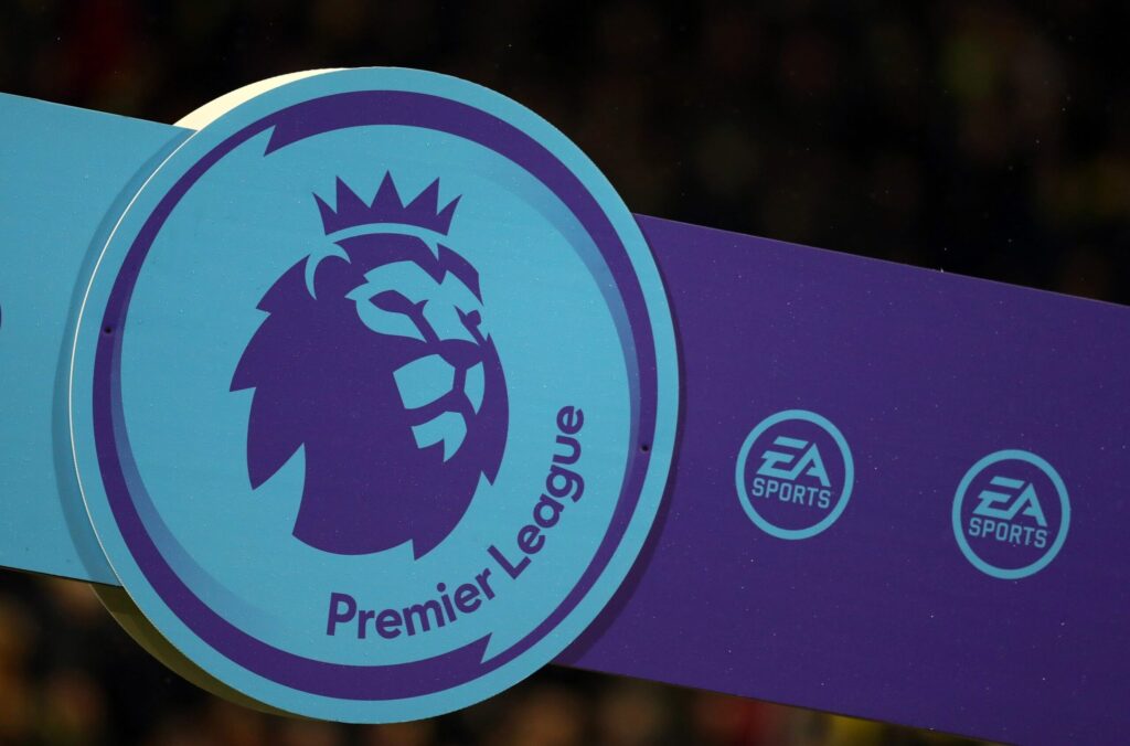 ملياردير ومالك فريق عريق في البريميرليج يخطف الأنظار بهاتف من الماضي