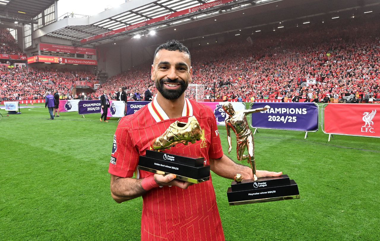 الملك يتوّج من جديد: محمد صلاح يصبح أكثر اللاعبين تتويجًا بجائزة الحذاء الذهبي ويتساوى مع هنري