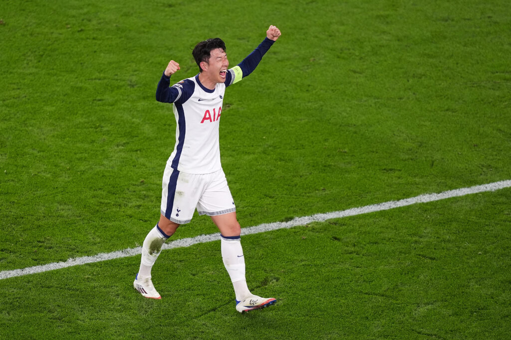 لم يحصل على الميدالية.. موقف محرج لسون أثناء تتويج توتنهام بالدوري الأوروبي