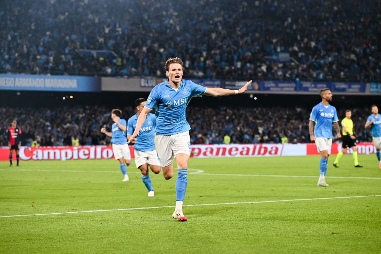 سكوت ماكتوميناي.. صفقة الموسم التي أعادت نابولي إلى عرش الكالتشيو