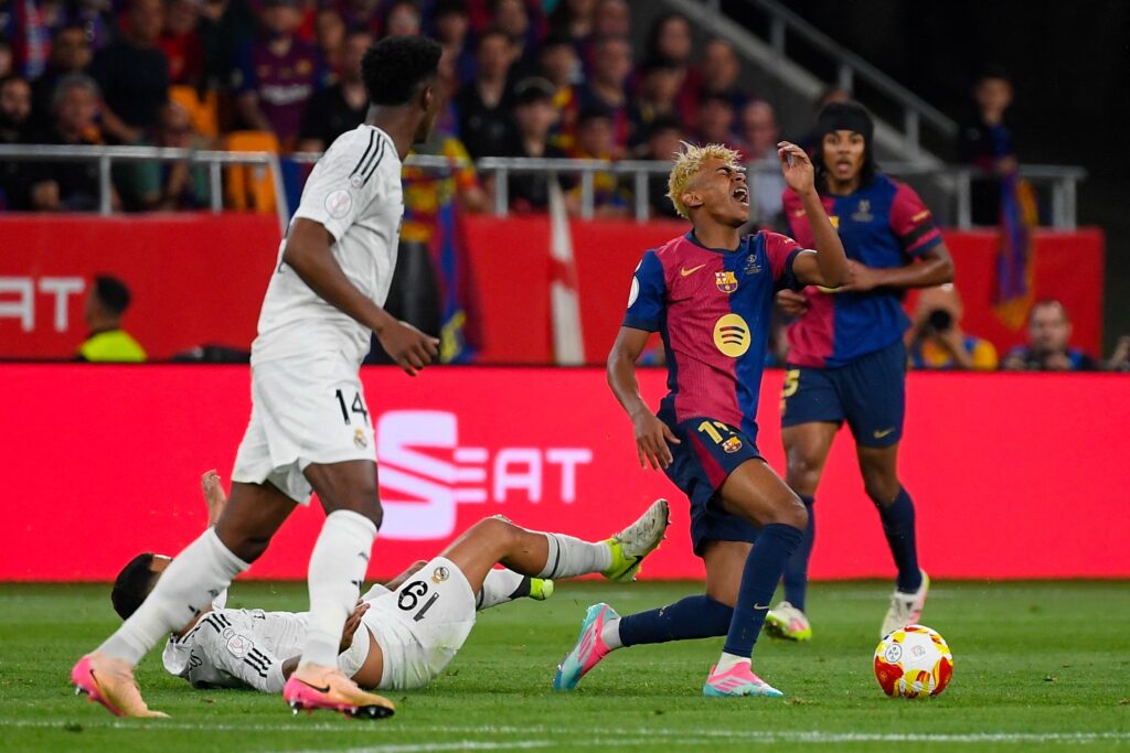 برشلونة يكشف رسميًا عن قميص الكلاسيكو ضد ريال مدريد